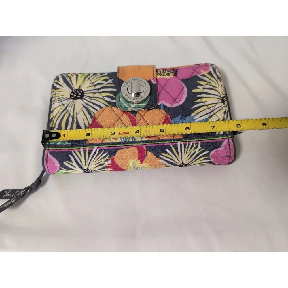 VERA BRADLEY WALLET Zip around TURNLOCK FLORAL PRINT